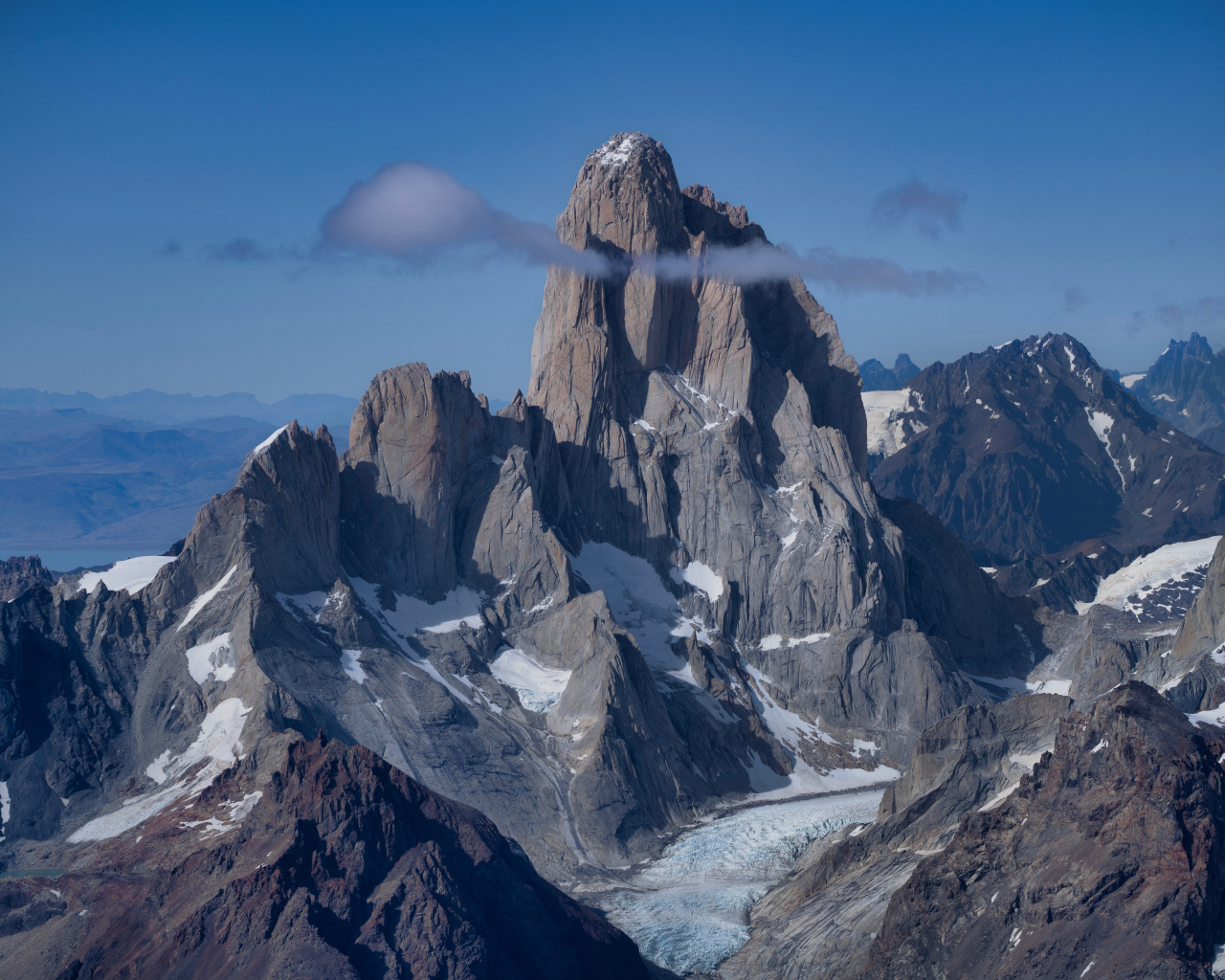 Острая горная вершина Фицрой под голубым небом, Аргентина