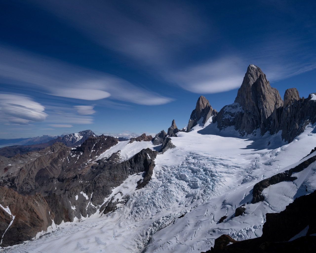 Снег на горной вершине Фицрой под голубым небом, Аргентина