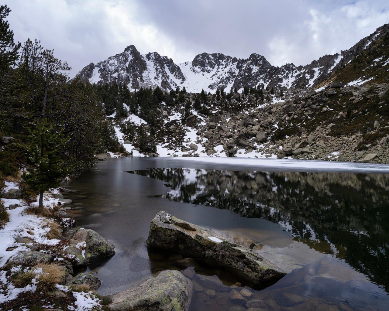 Заснеженные горы у холодной реки, Андорра