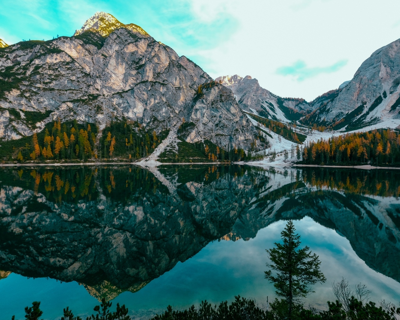 Каменные горы отражаются в глади озера