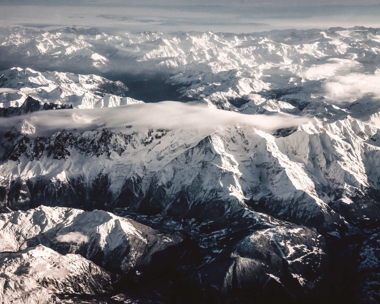 Вид на покрытые белым снегом горы