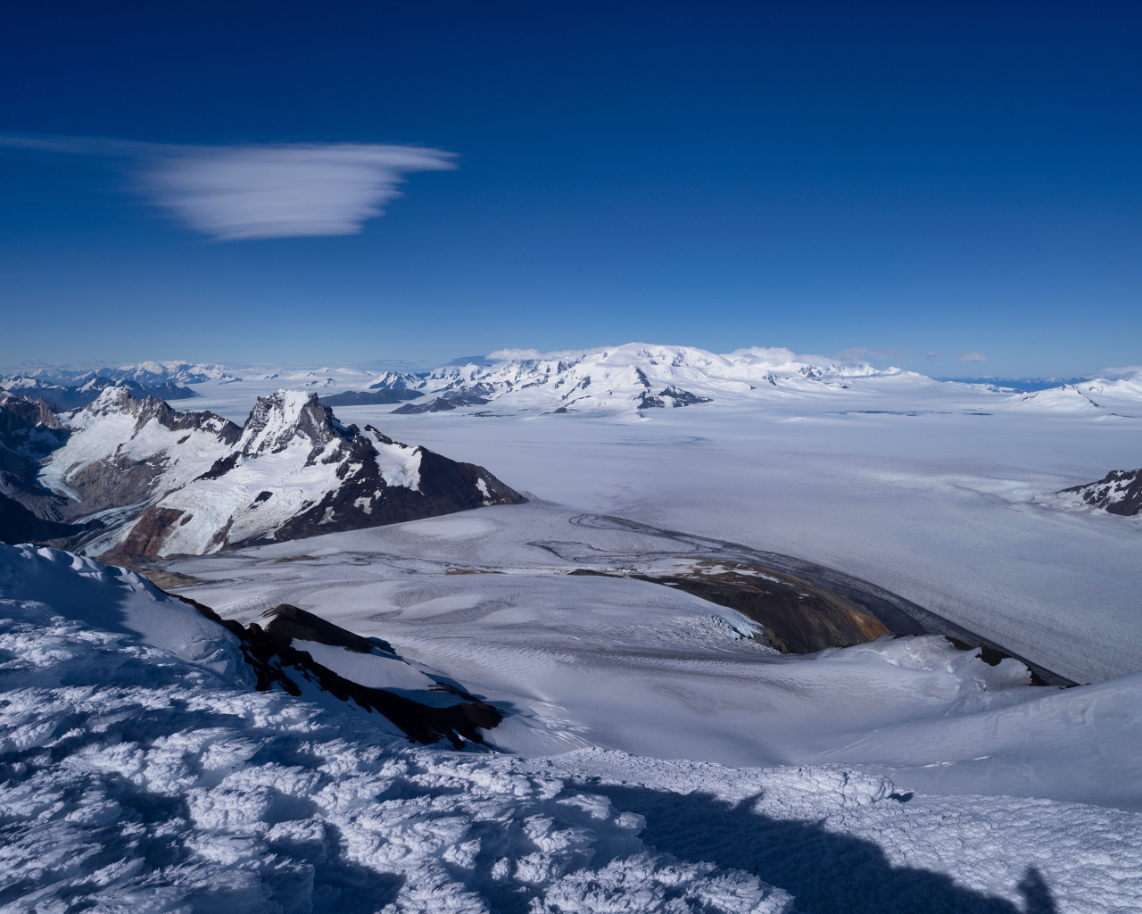 Вид на заснеженные горы под голубым небом, Аргентина