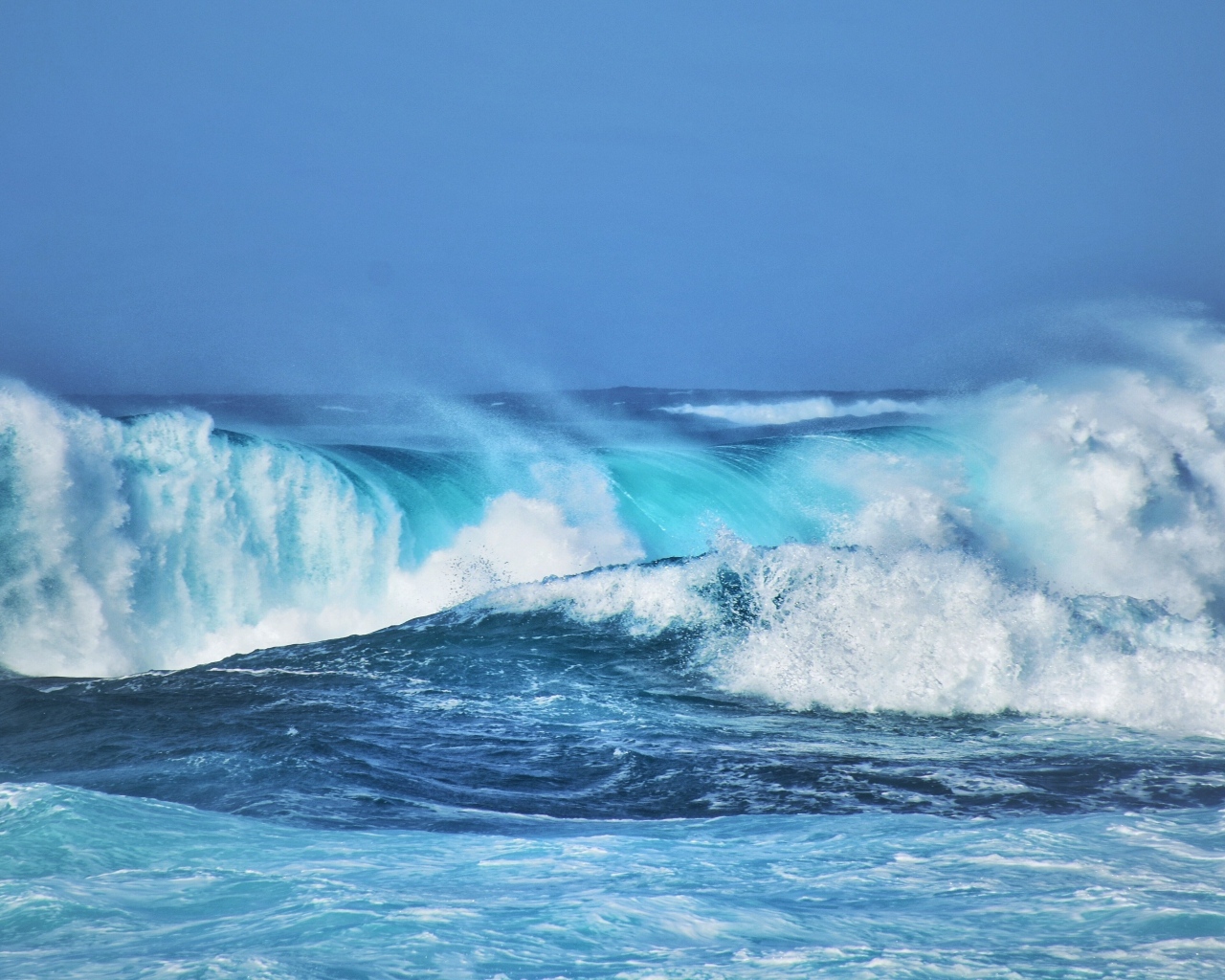Большие белые волны в океане