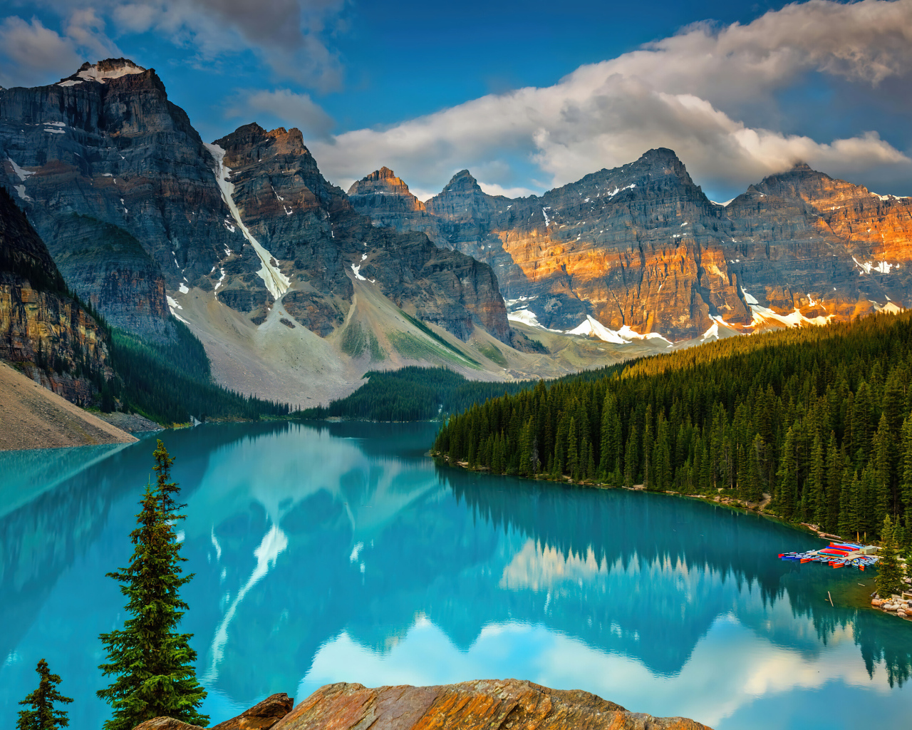 Голубая вода в реке озера на фоне высоких скал 