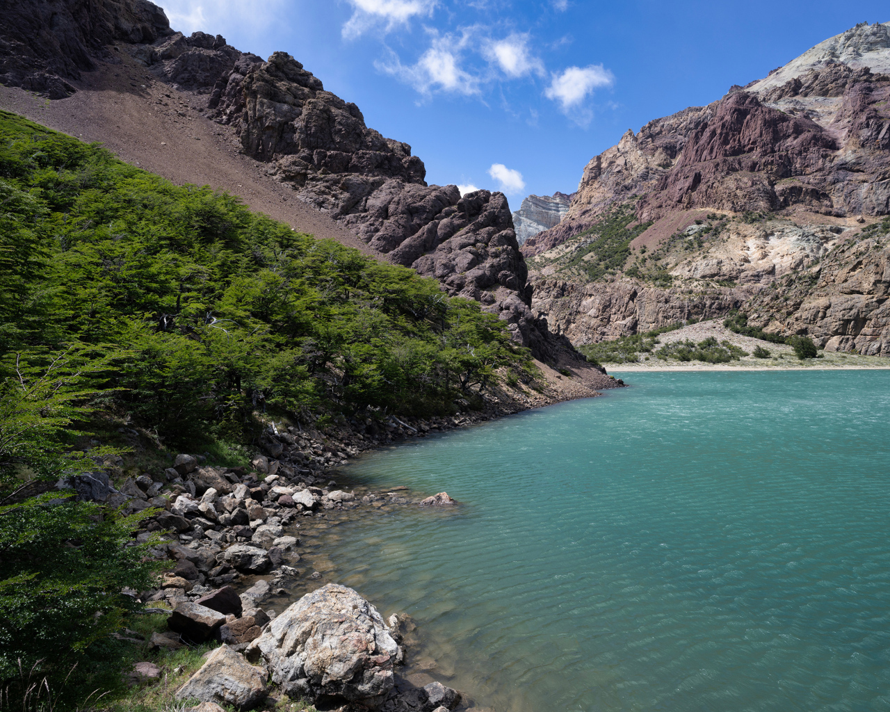 Голубая вода горного озера, Аргентина 
