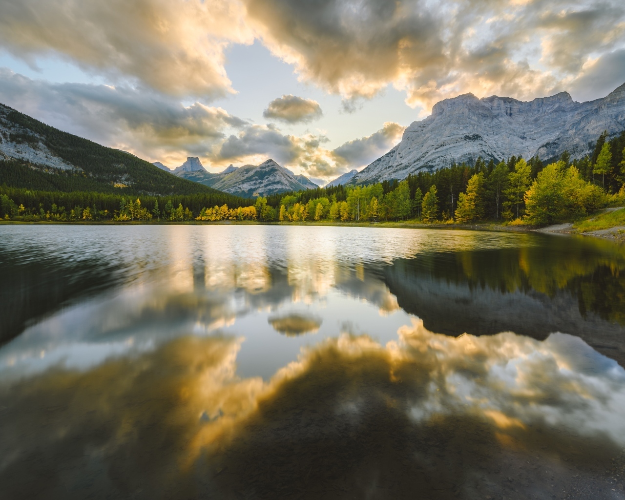 Темные облака отражаются в воде озера