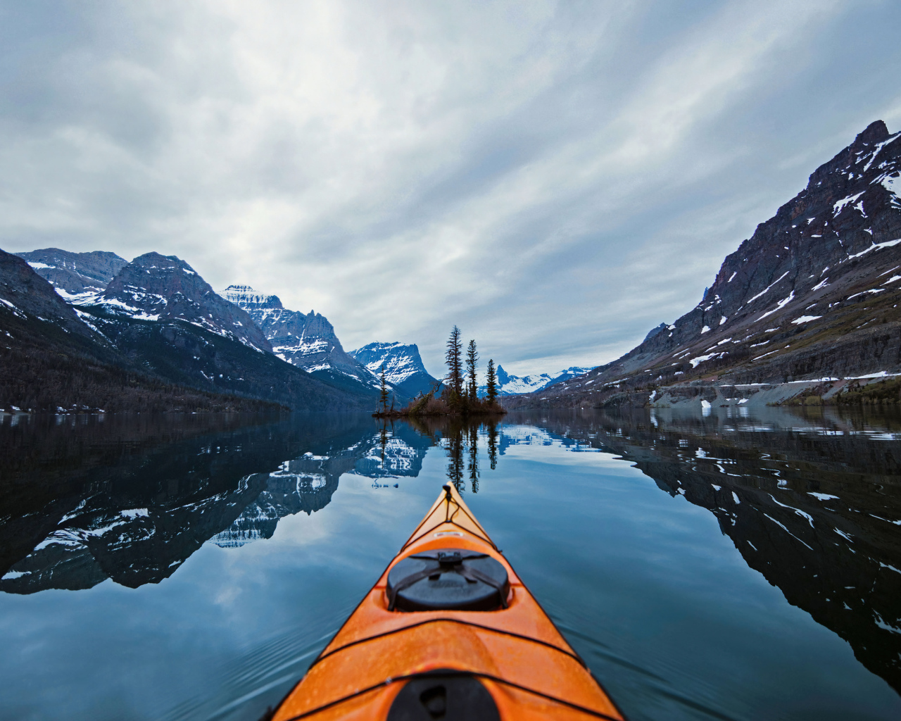 Байдарка на озере в горах 