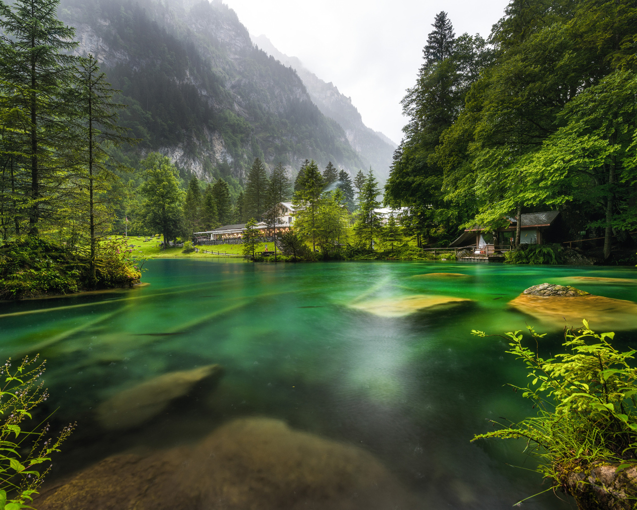 Озеро у подножия Швейцарских Альп