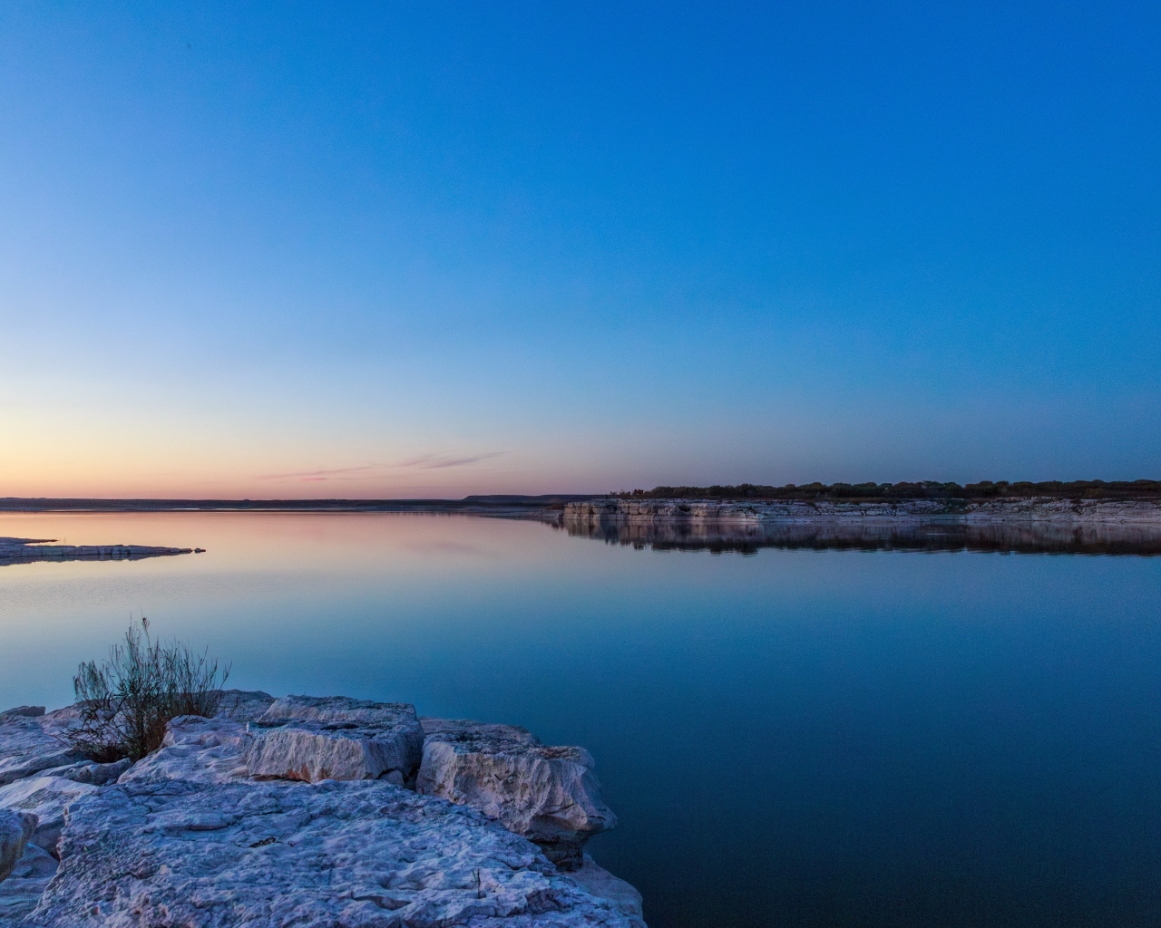 Вид на красивую спокойную реку под голубым небом в сумерках