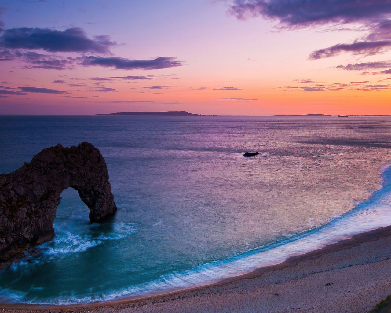 Красивый вид на берегу моря и арку в скале под красивым небом 
