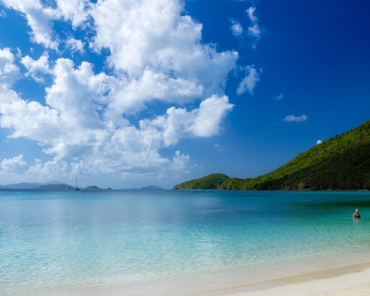 Большое белое облако над голубым океаном