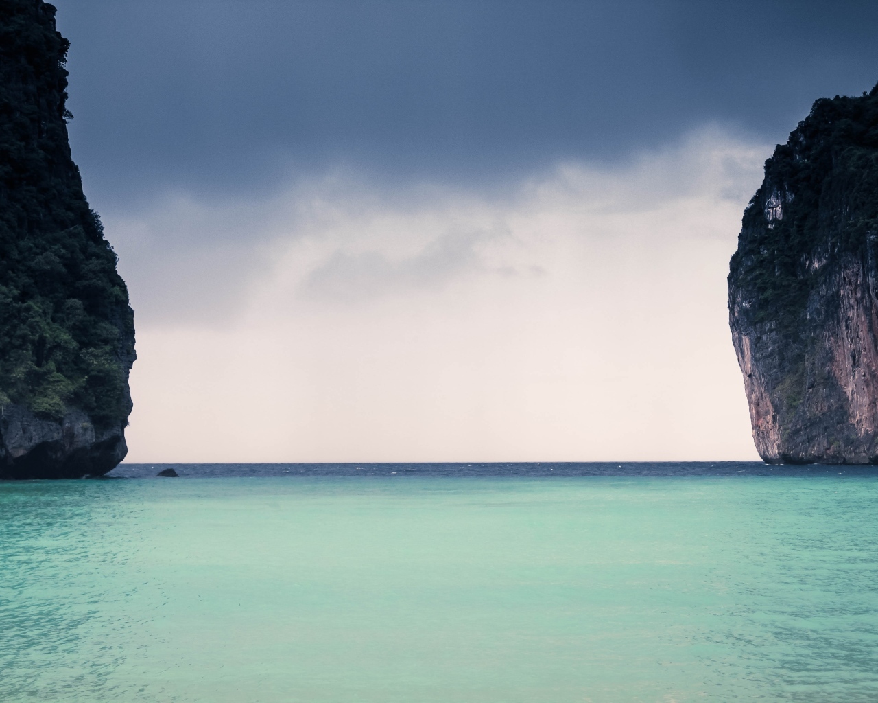 Голубая вода залива между скал