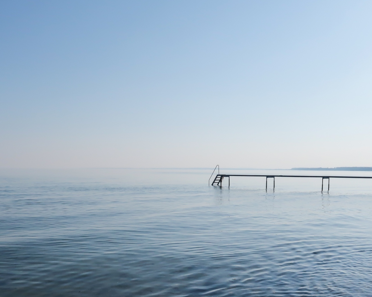 Мост в море в тумане