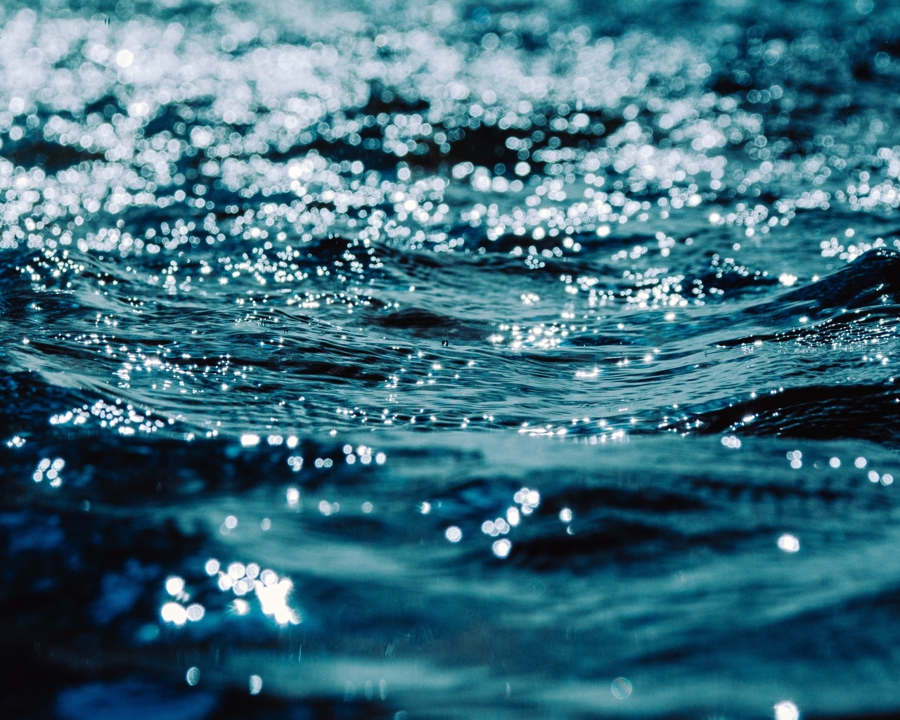 Спокойная черная морская вода