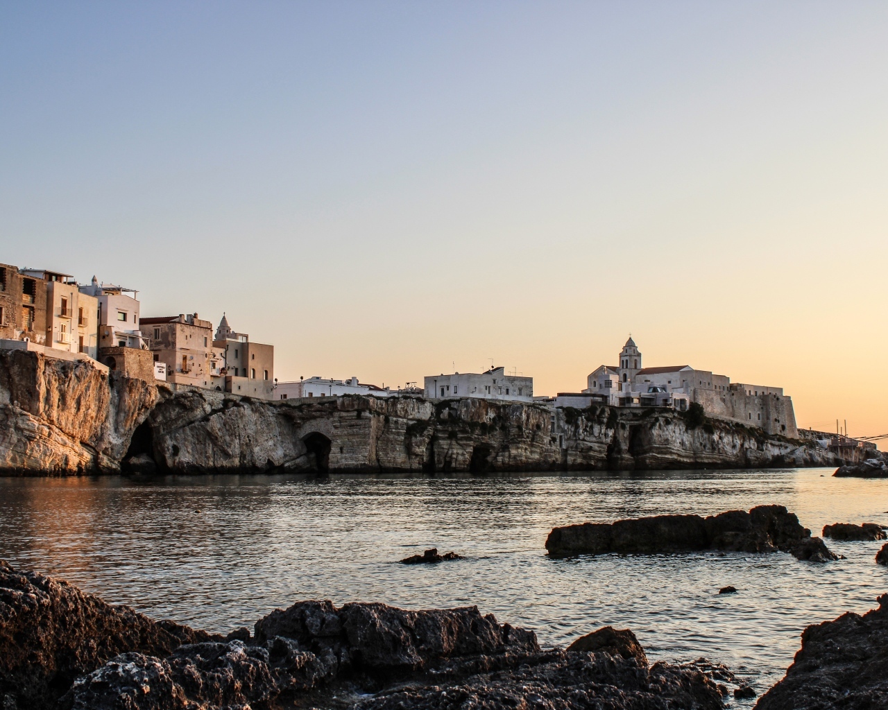 Город на скале у моря 