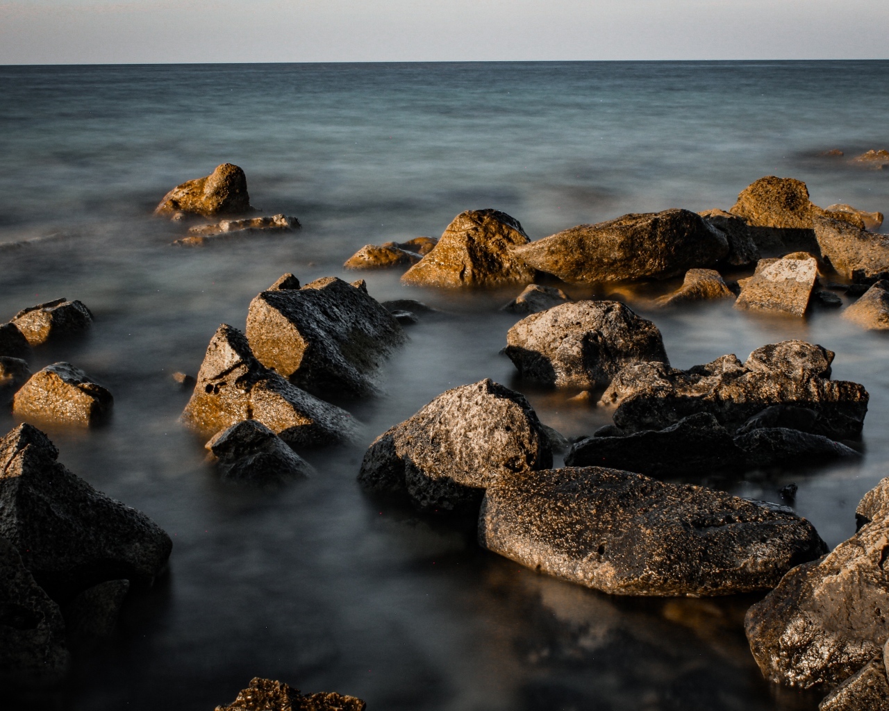 Большие камни в море на берегу