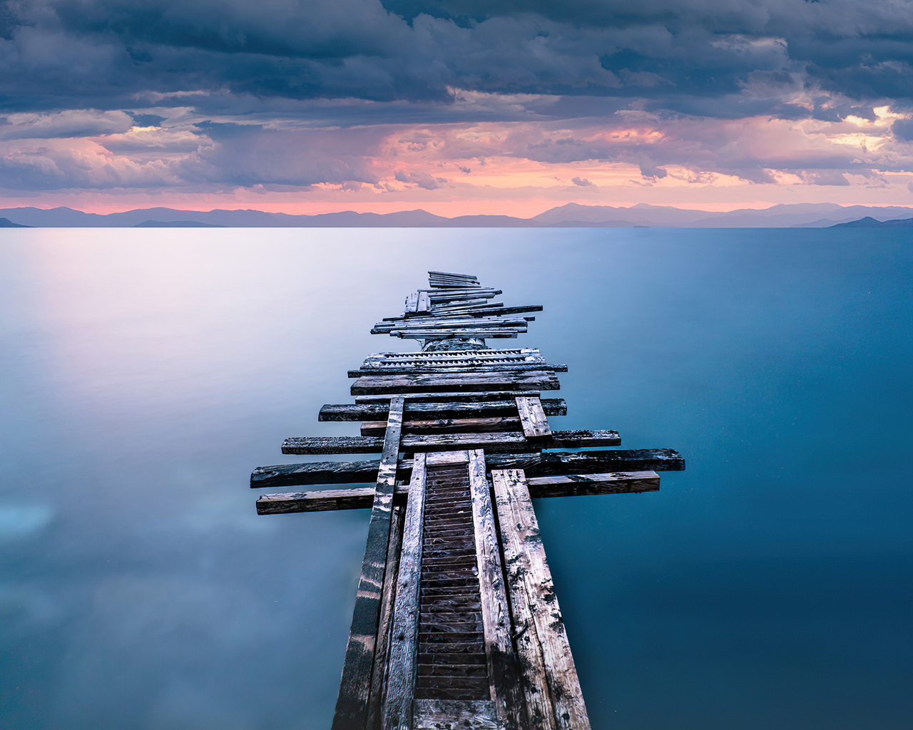 Старый разрушенный мост на берегу океана