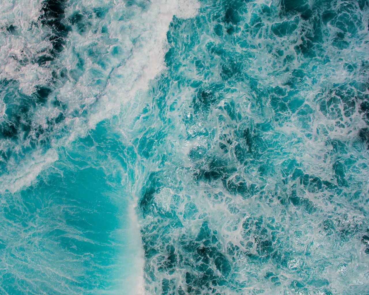 Бушующая голубая вода океана вид сверху