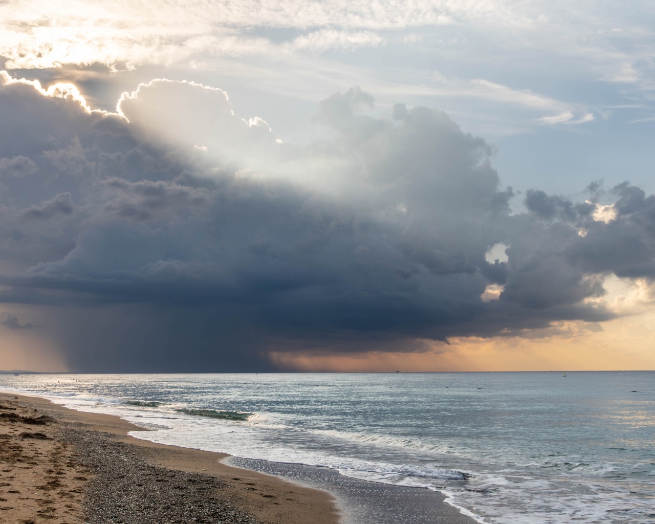 Шторм в небе над морем с белыми волнами