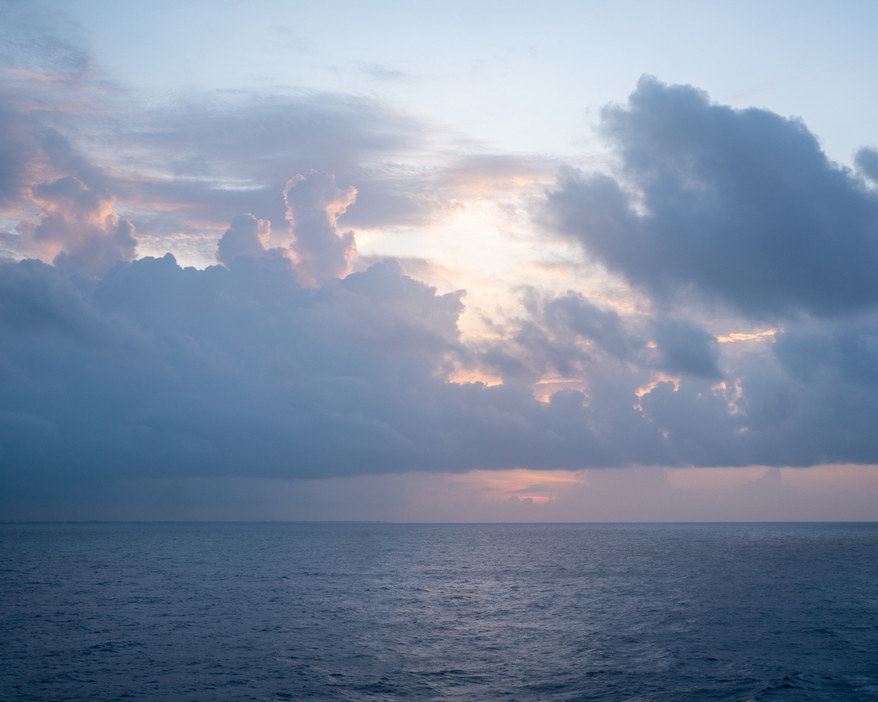 Густые белые облака над морем на рассвете летом