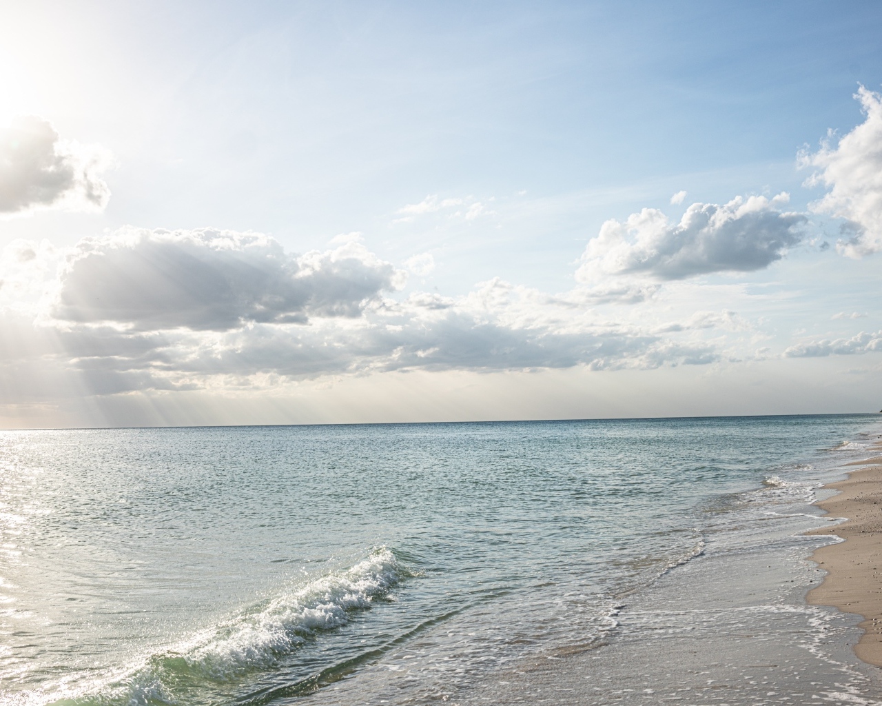 Белые облака над спокойным морем летом