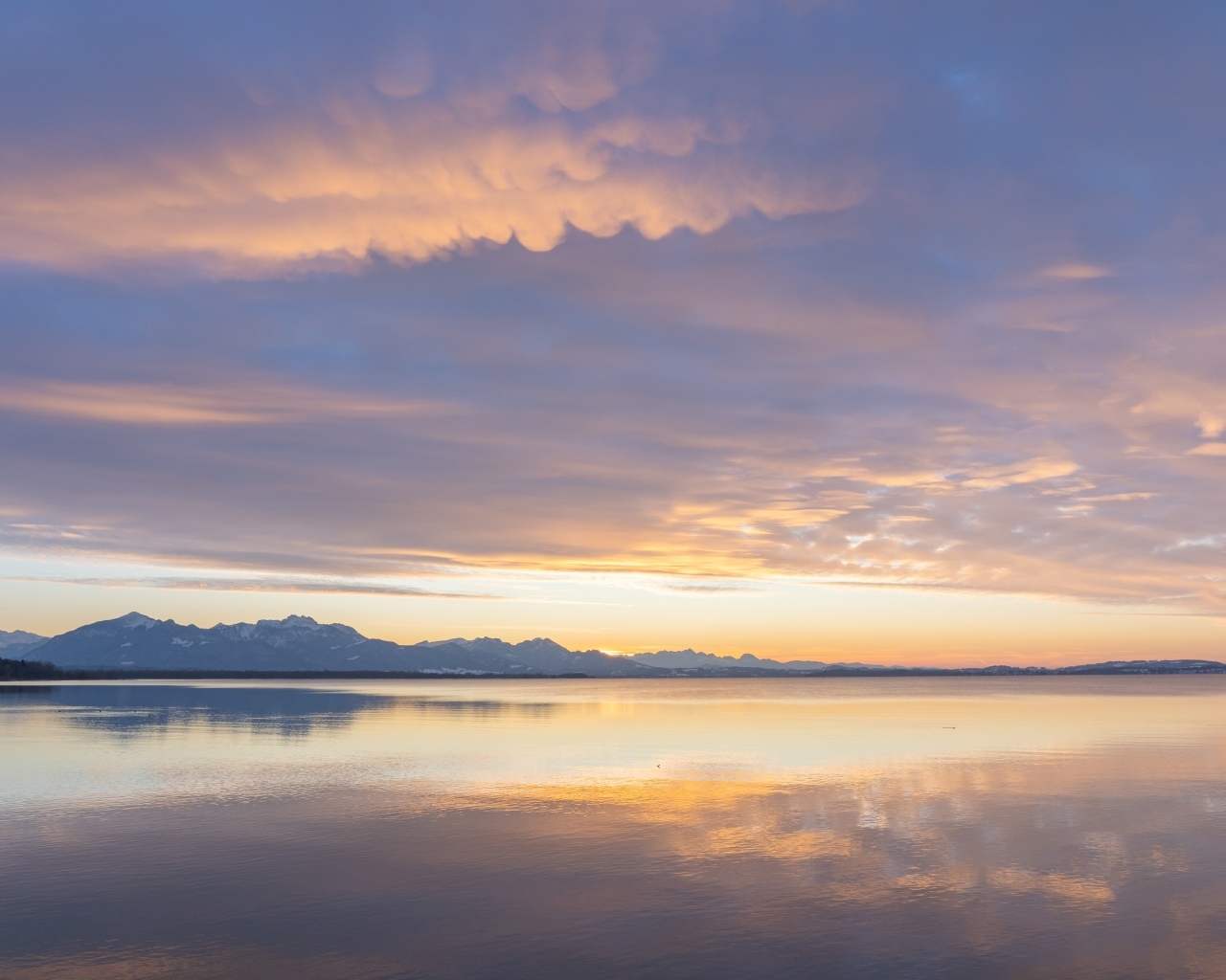 Красивый рассвет над озером в небе летом