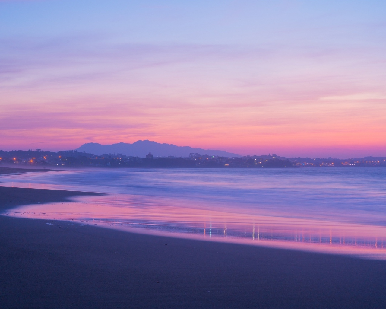 Сиреневый закат над морем в сумерках