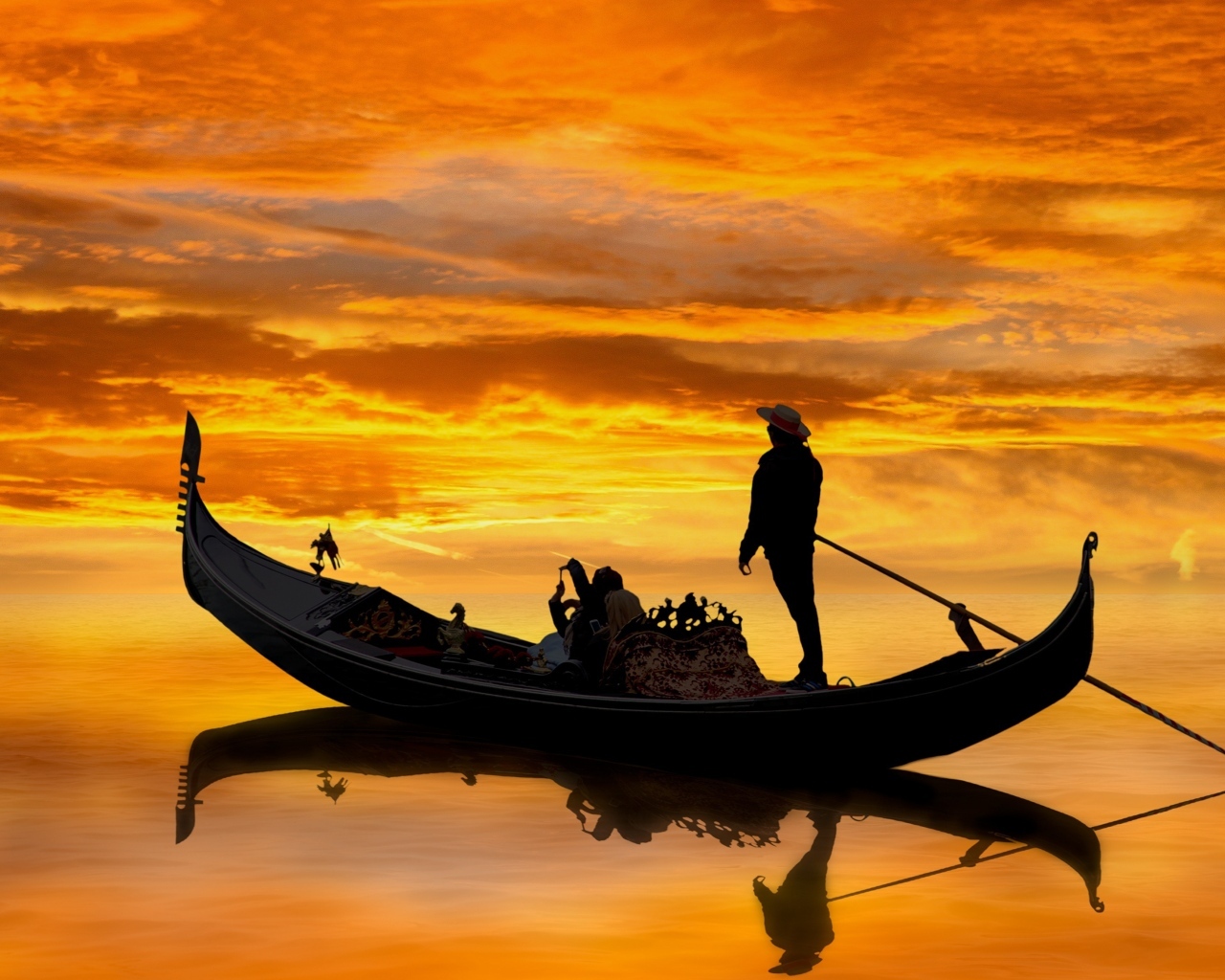 Мужчина на гондоле на закате