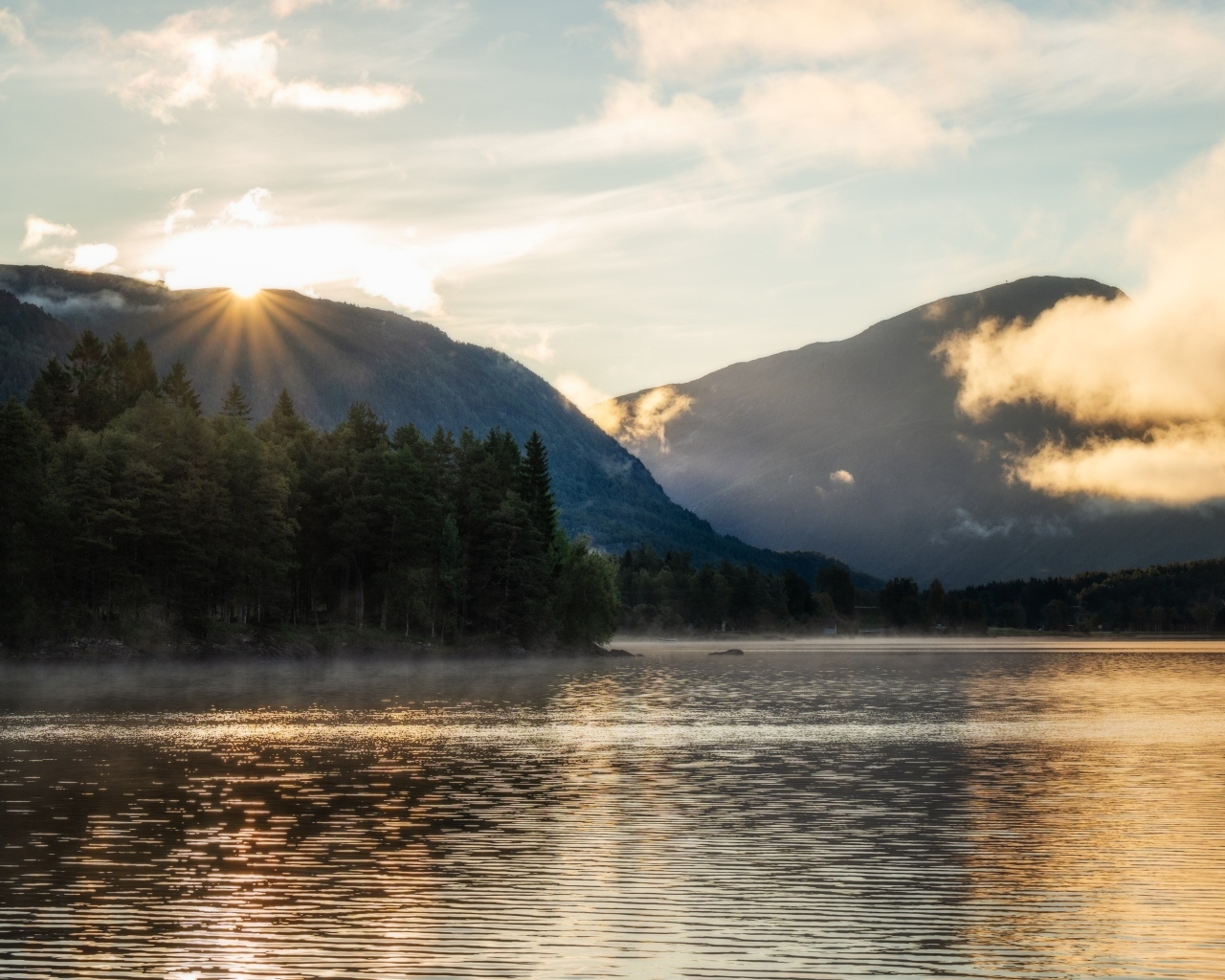 Горы и спокойное озеро на закате солнца