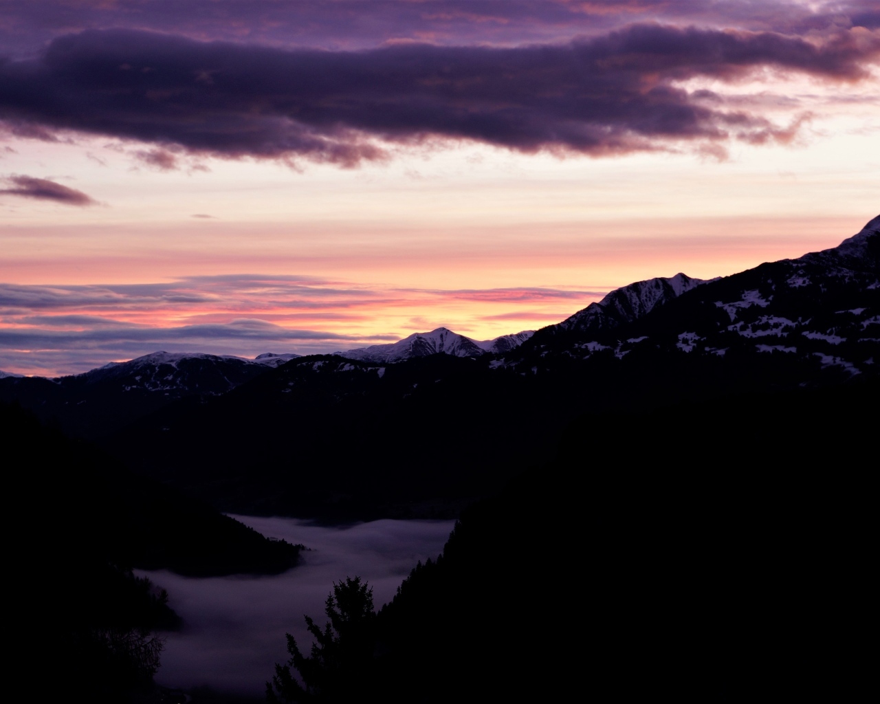 Розовый закат над покрытыми снегом горами