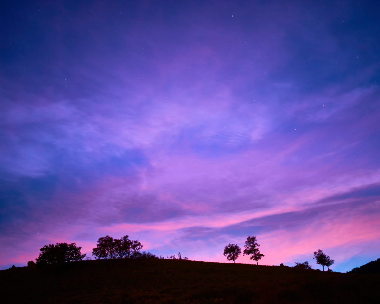 Фиолетовый закат в небе в сумерках 