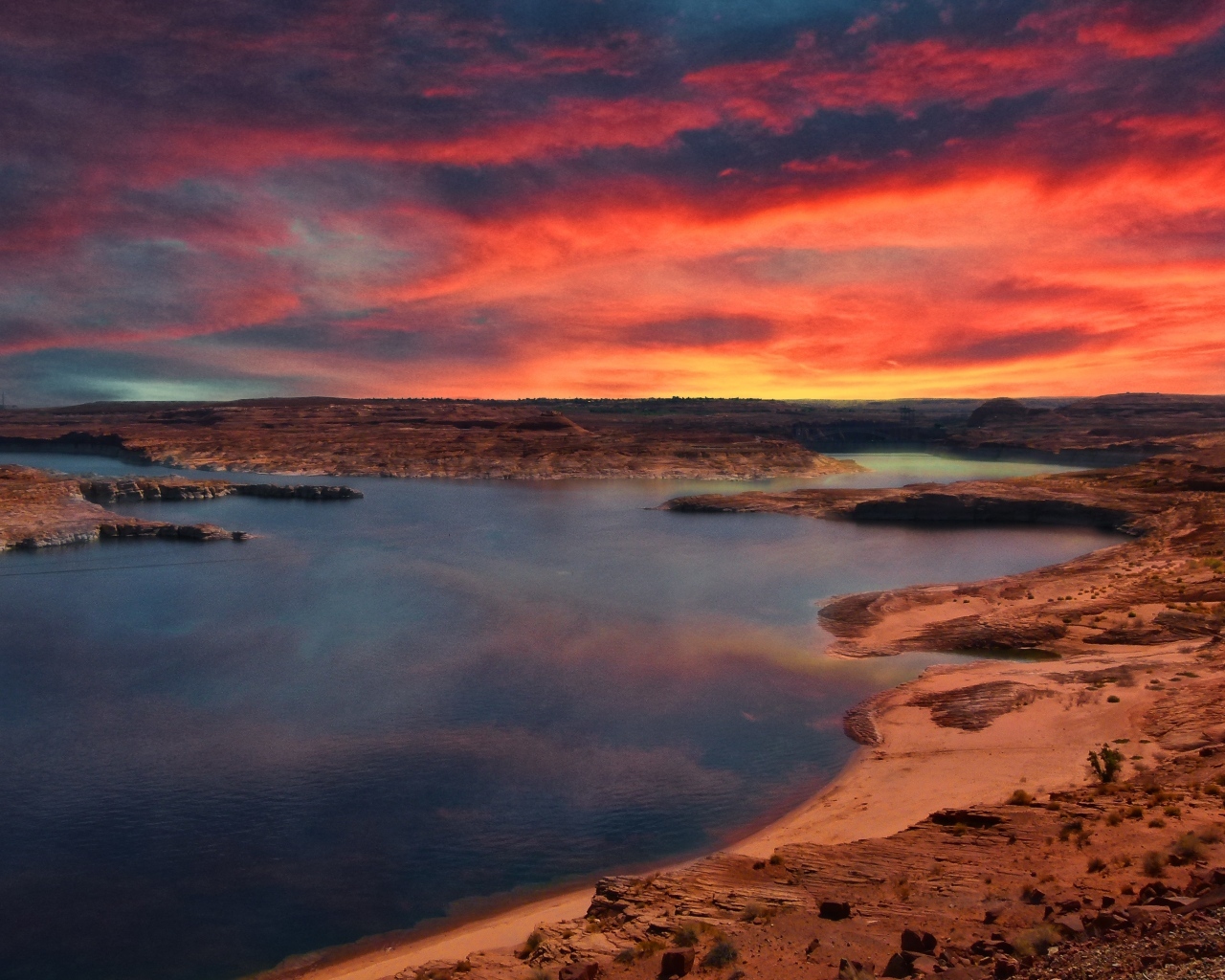 Красный закат в небе над рекой