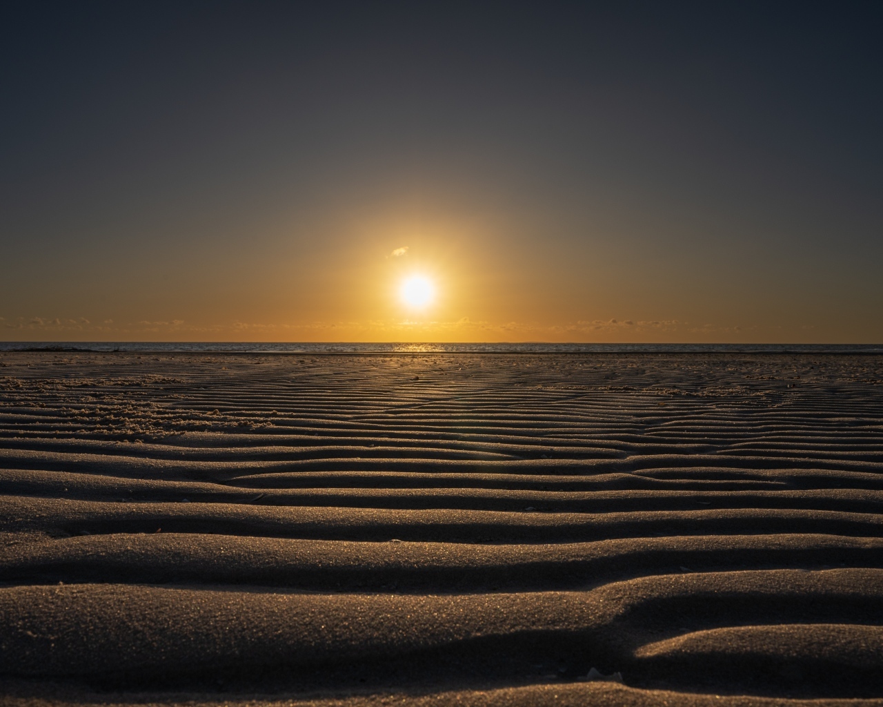 Рассвет солнца над пустыней