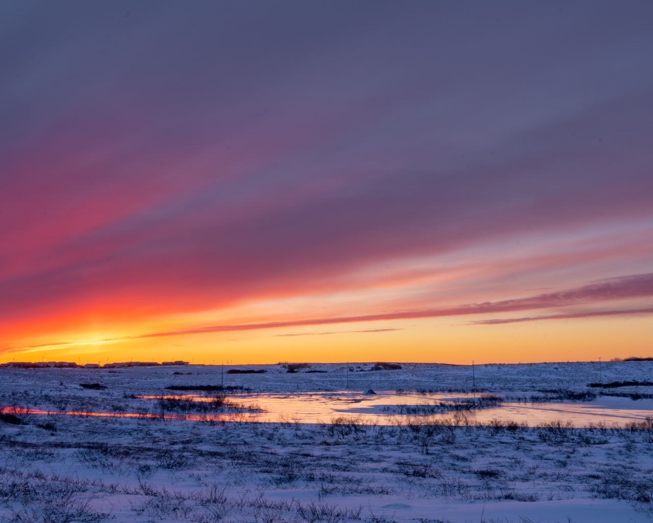 Закат солнца над покрытым снегом полем Аляски
