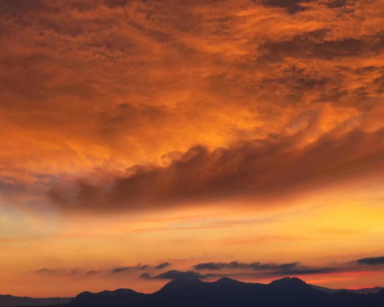 Густые облака оранжевого цвета на закате