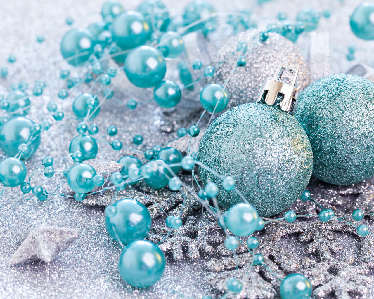 Красивые блестящие елочные шарики с бусами