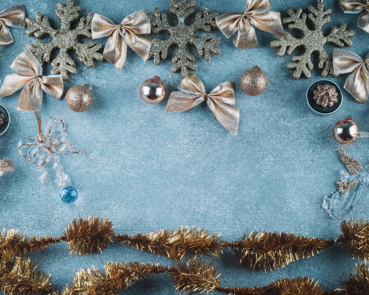 Бантики и мишура на голубом фоне для новогодней открытки