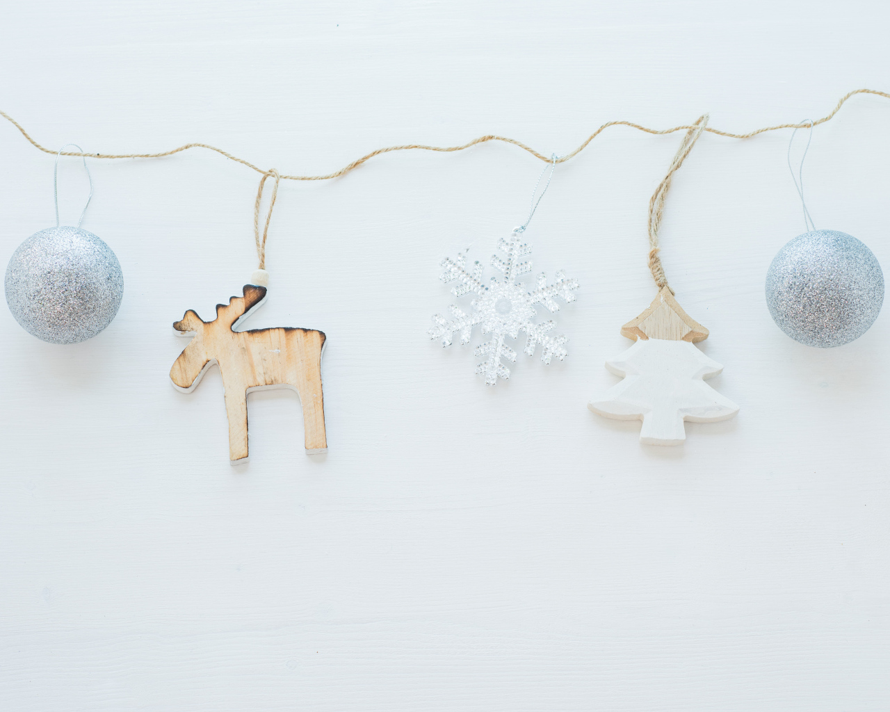 Елочная гирлянда на сером фоне