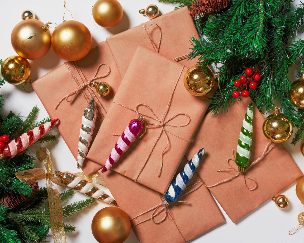 Подарки с игрушками и еловыми ветками