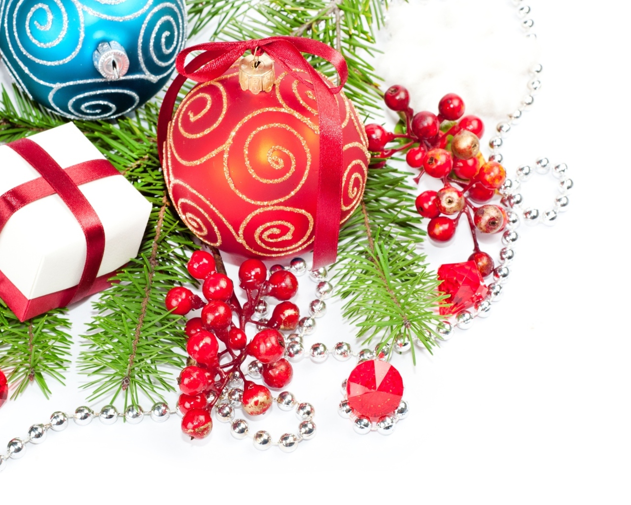 Разноцветные елочные игрушки с ветками на белом фоне