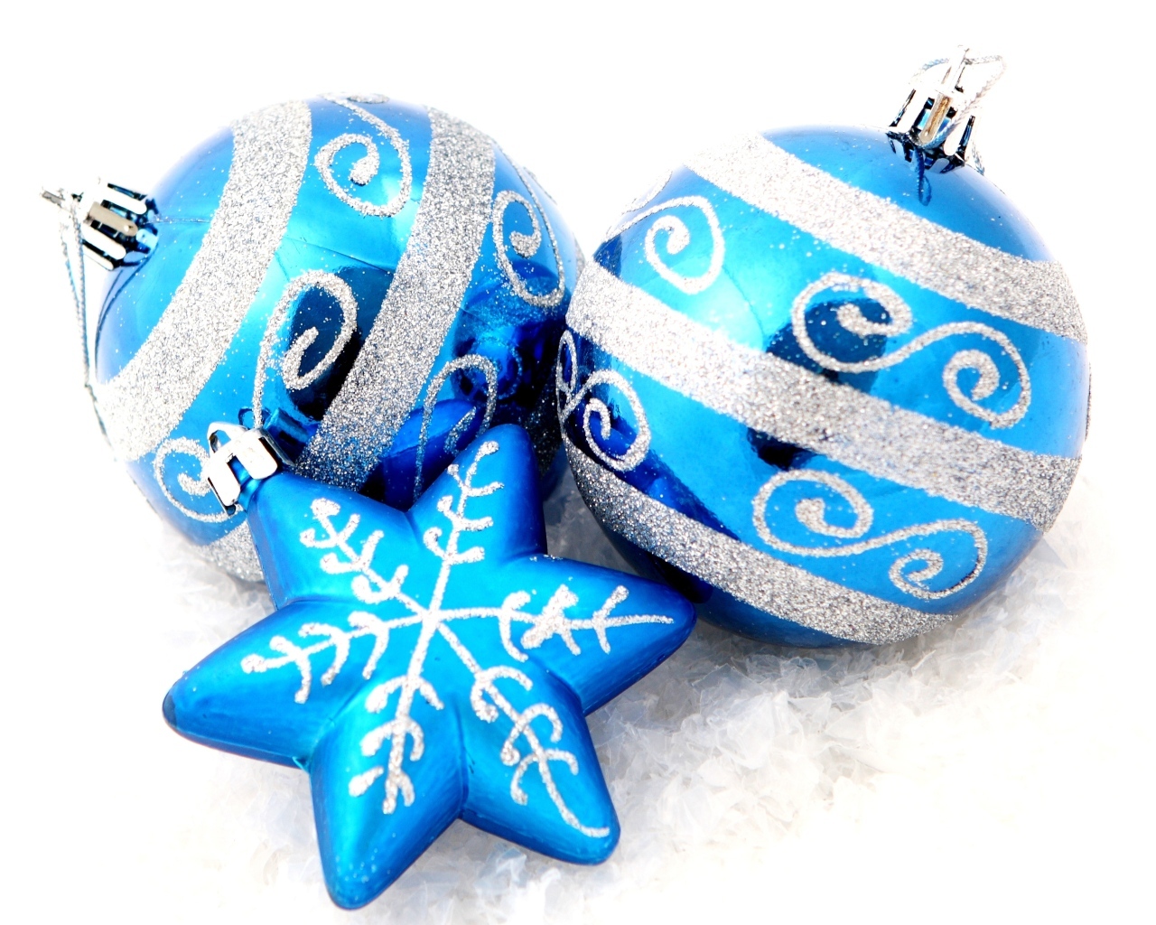 Два синих шарика и снежинка на белом фоне на новый год 2025