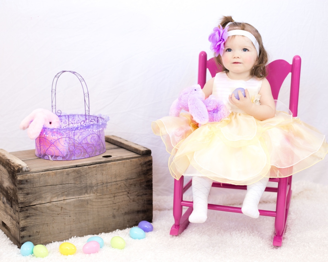 Девочка в красивом платье сидит на стуле 