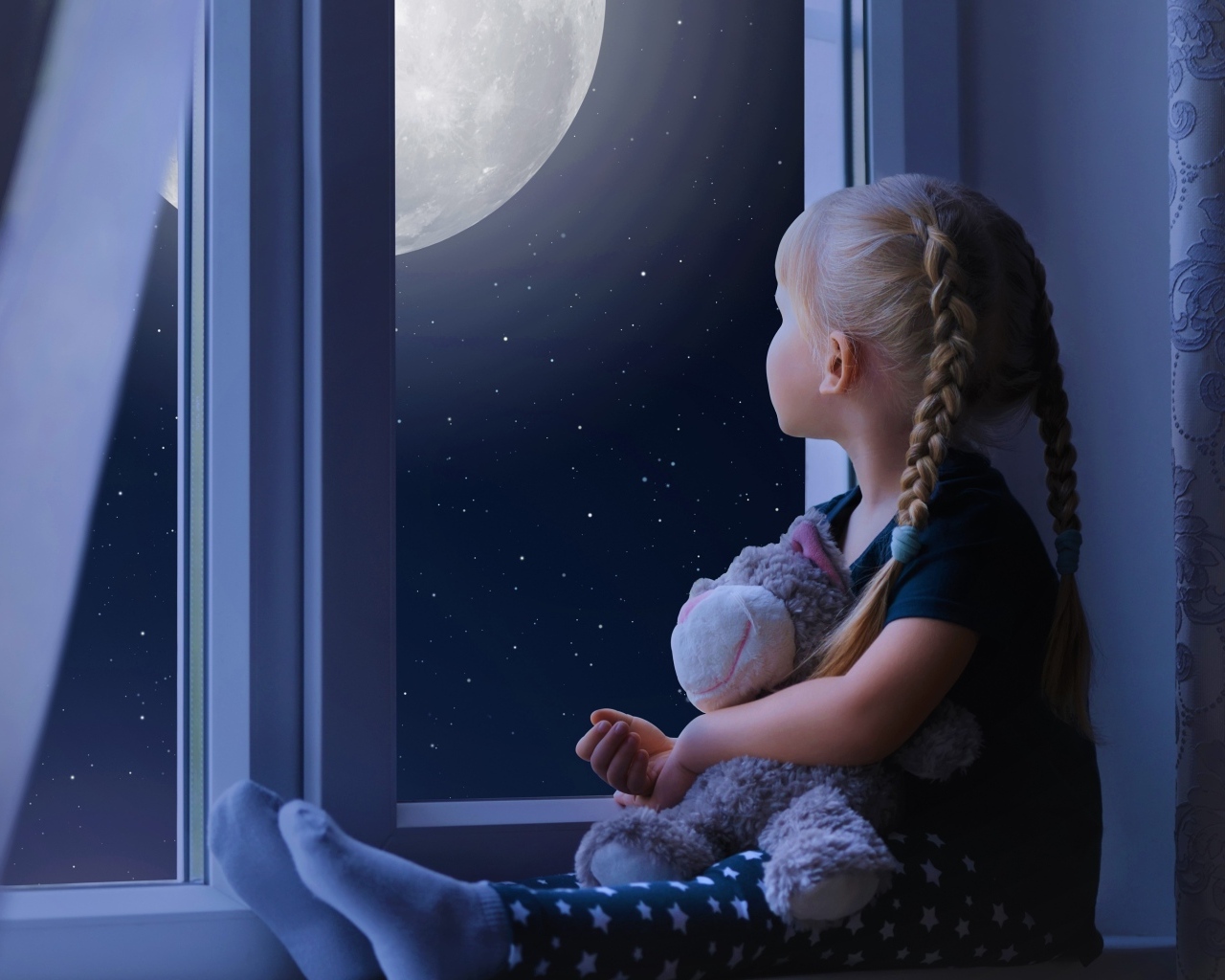 Маленькая девочка с игрушкой смотрит у окна на луну