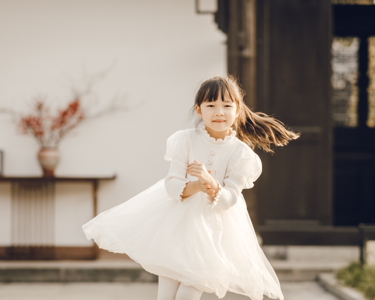 Девочка азиатка в красивом белом платье