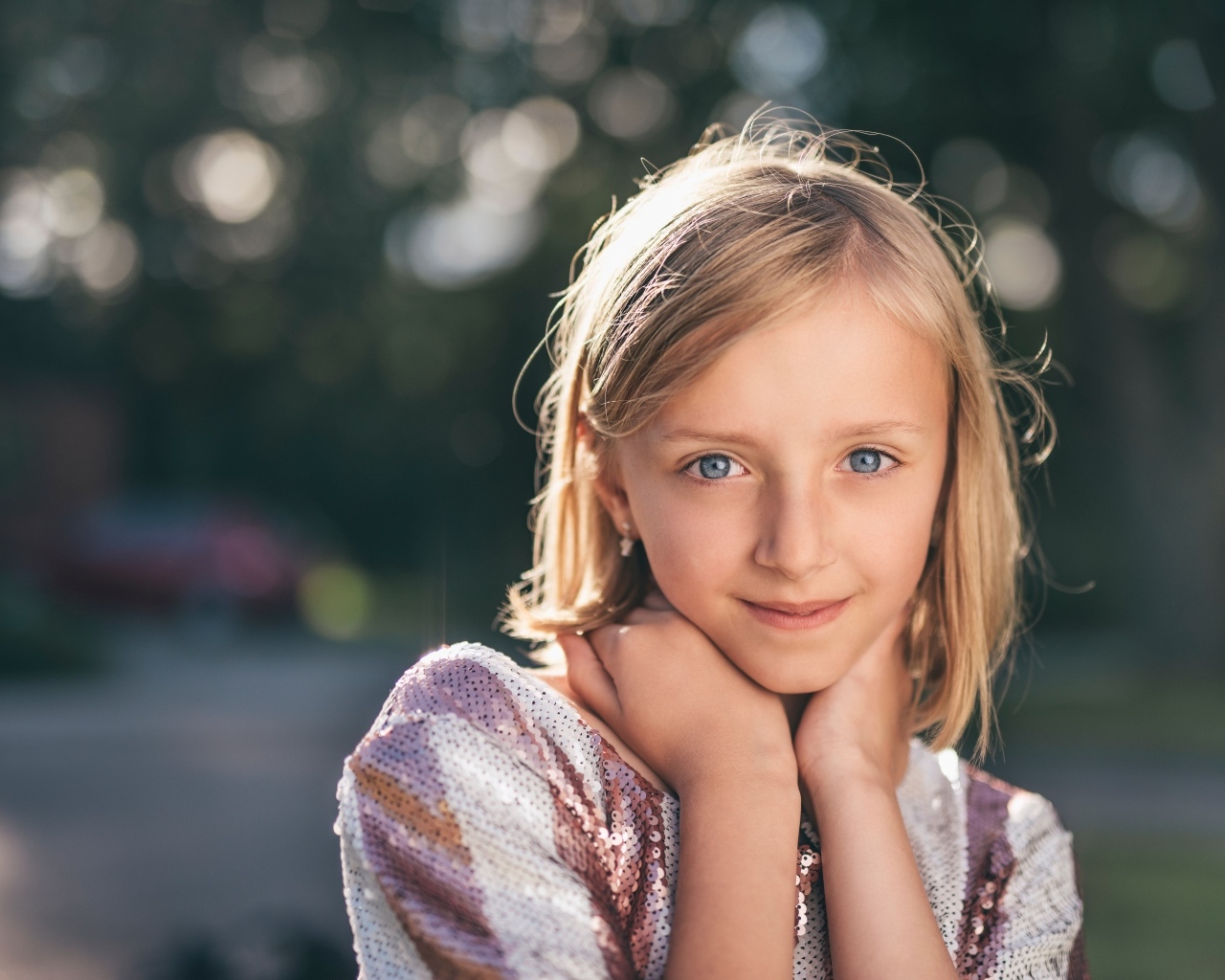 Красивая голубоглазая девочка в лучах солнца