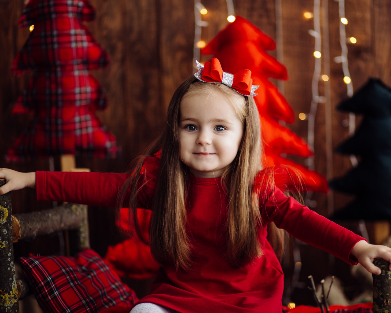 Красивая маленькая длинноволосая девочка в красном платье