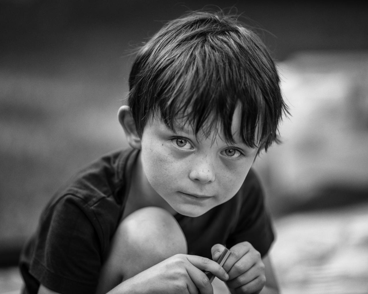Черное-белое фото маленького мальчика