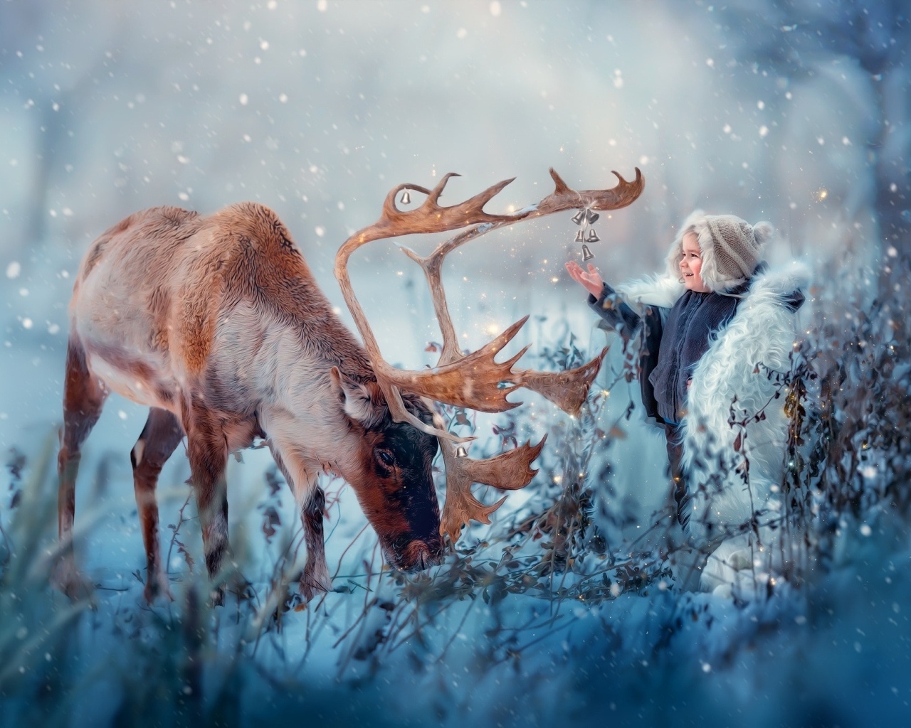 Мальчик с северным оленем играет колокольчиком