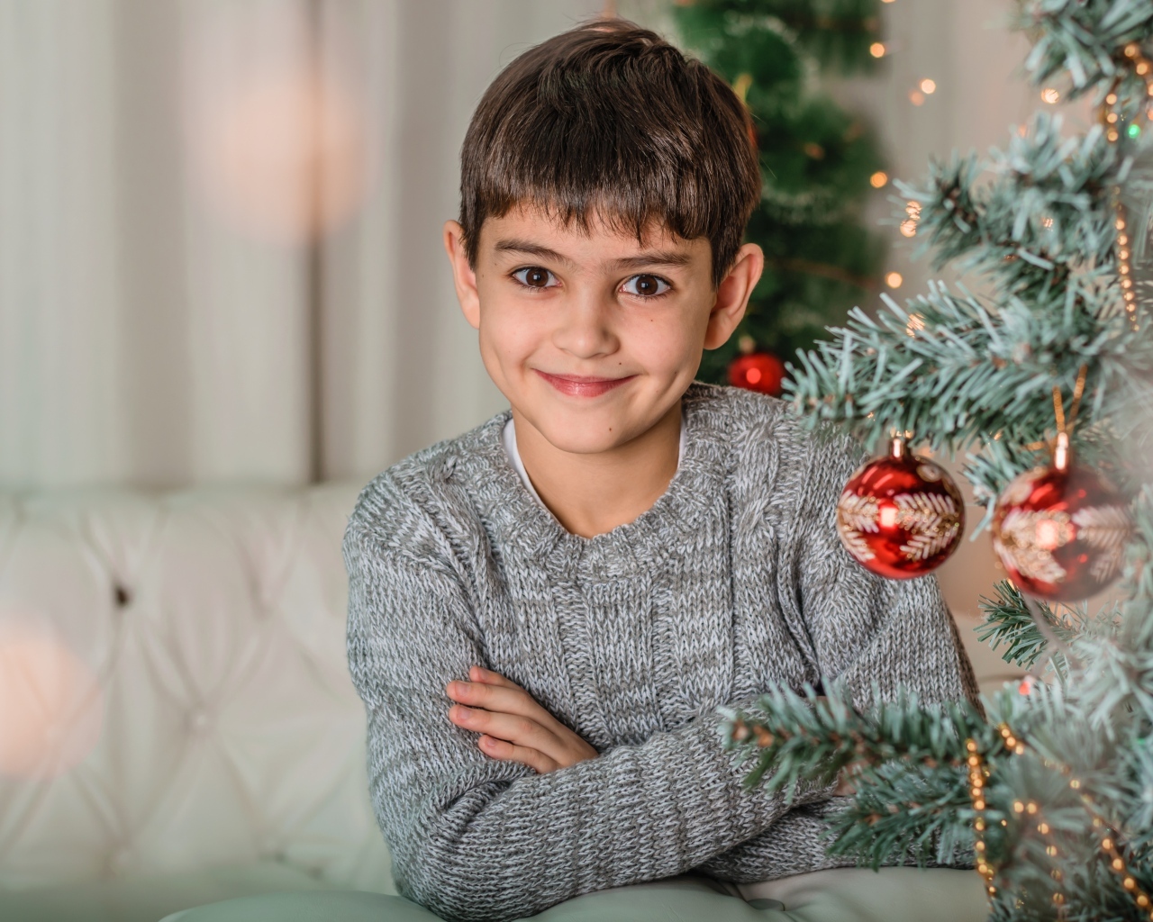 Кареглазый мальчик у новогодней ели