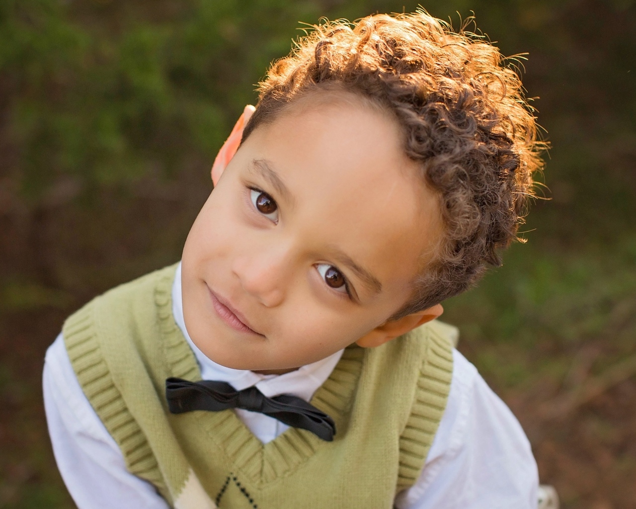 Кареглазый мальчик с кудрявыми волосами